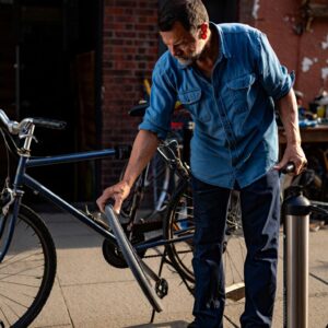 « La plupart des gens gonflent mal leurs pneus » : le constat dʼun réparateur de vélos