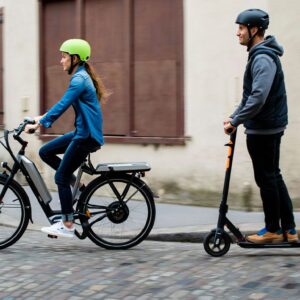 Vélo électrique ou trottinette pour les trajets courts : lequel tient vraiment la route