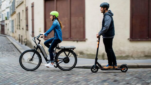 Vélo électrique ou trottinette pour les trajets courts : lequel tient vraiment la route