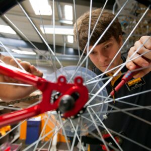 « Les vélos sont tout simplement trop techniques de nos jours » : la voie d'entrée traditionnelle du « travail du samedi dans un magasin de vélos » dans le commerce du vélo en Grande-Bretagne a-t-elle disparu ?