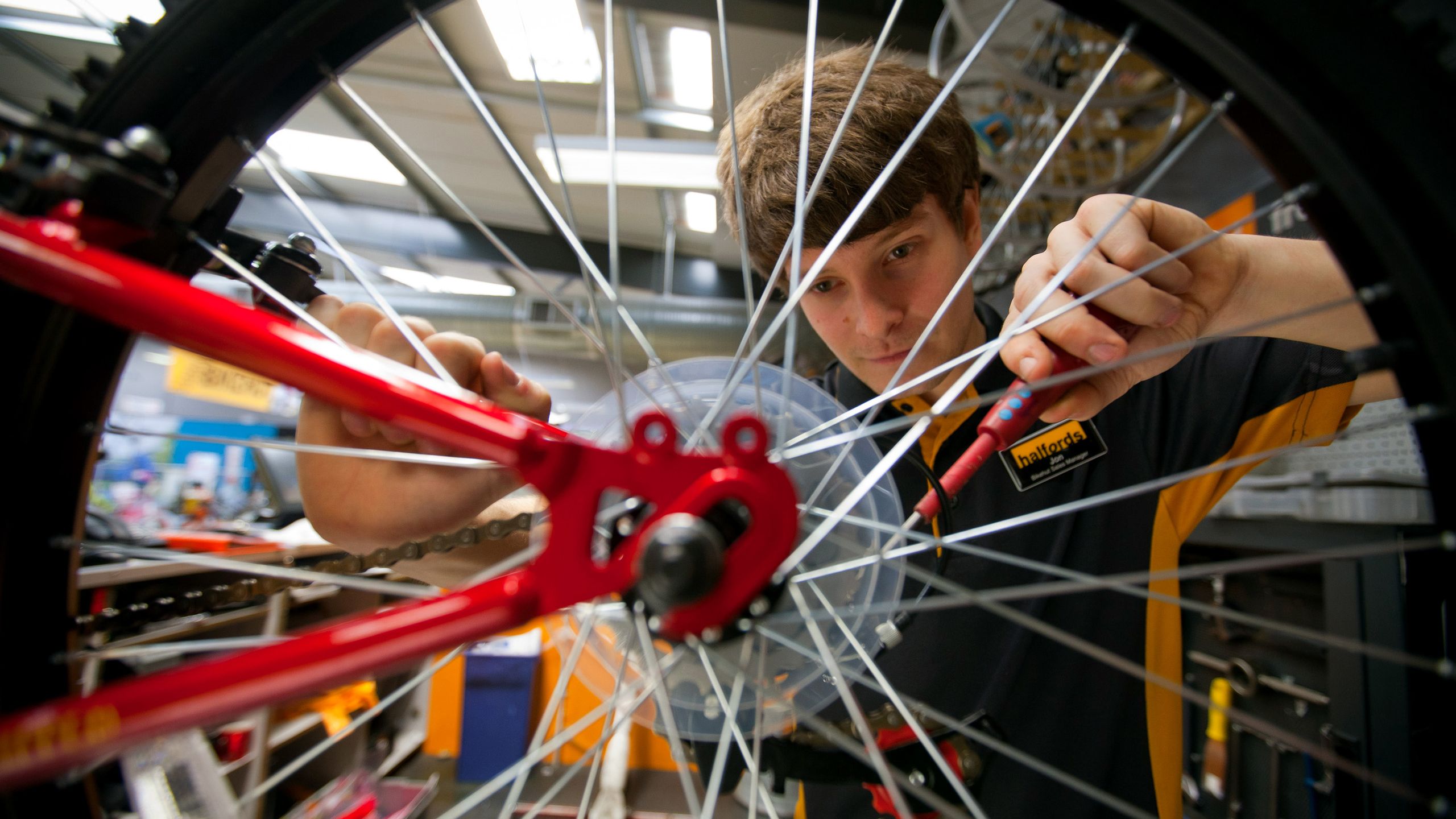 « Les vélos sont tout simplement trop techniques de nos jours » : la voie d'entrée traditionnelle du « travail du samedi dans un magasin de vélos » dans le commerce du vélo en Grande-Bretagne a-t-elle disparu ?