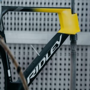 Le leader du Tour de France, Torstein Træen, reçoit un Noah Fast 3.0 personnalisé peint à la main par le PDG de Ridley lui-même, mais optera probablement pour le Falcon RS inédit avant la première étape de montagne.