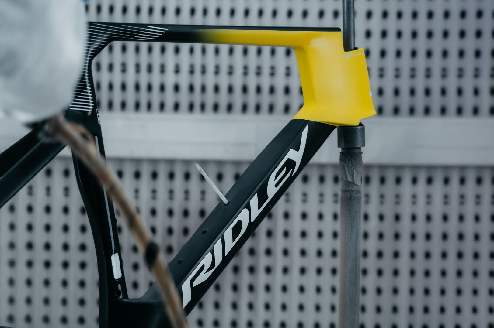 Le leader du Tour de France, Torstein Træen, reçoit un Noah Fast 3.0 personnalisé peint à la main par le PDG de Ridley lui-même, mais optera probablement pour le Falcon RS inédit avant la première étape de montagne.