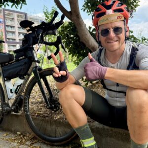 "Ma force n'est pas la vitesse, je suis lent et régulier" : rencontrez l'homme qui vient d'établir un nouveau record en traversant le plus de pays à vélo en une semaine