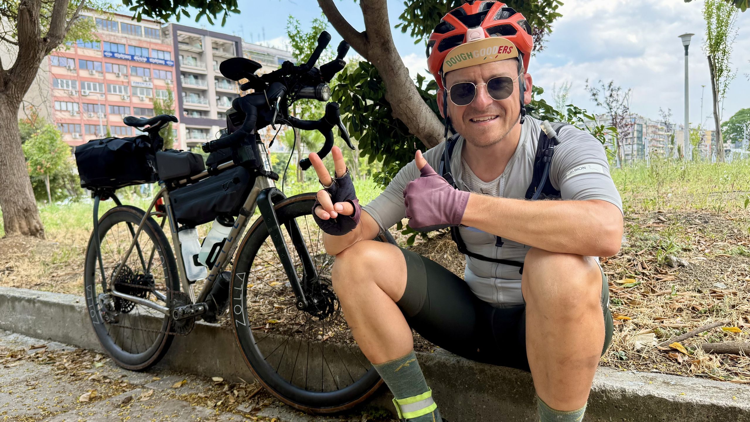 "Ma force n'est pas la vitesse, je suis lent et régulier" : rencontrez l'homme qui vient d'établir un nouveau record en traversant le plus de pays à vélo en une semaine