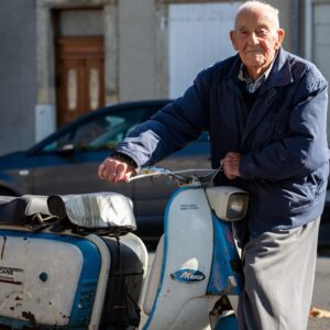 À 74 ans Bernard roule toujours avec le Motobécane quʼil a acheté neuf en 1972