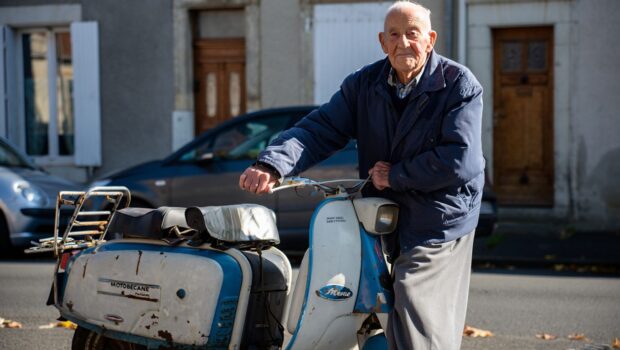 À 74 ans Bernard roule toujours avec le Motobécane quʼil a acheté neuf en 1972
