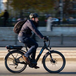 Jʼai fait 400 km avec le vélo électrique Decathlon à 999 euros : mon verdict après un mois de vélotaf