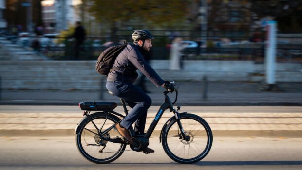 Jʼai fait 400 km avec le vélo électrique Decathlon à 999 euros : mon verdict après un mois de vélotaf