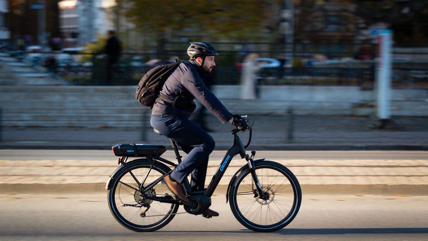 Jʼai fait 400 km avec le vélo électrique Decathlon à 999 euros : mon verdict après un mois de vélotaf