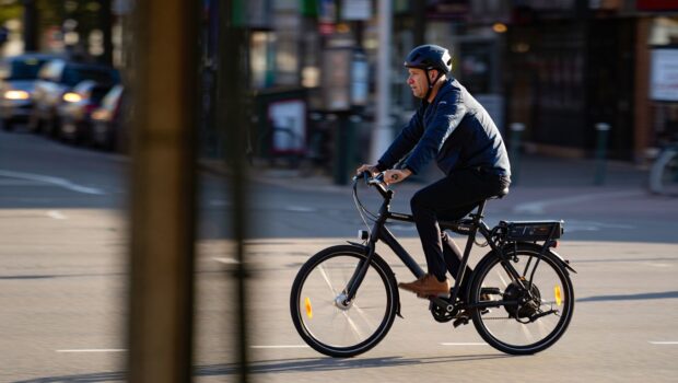 Vélo électrique bridé à 25 km/h : ce que la loi autorise vraiment et ce qui vous expose à une amende