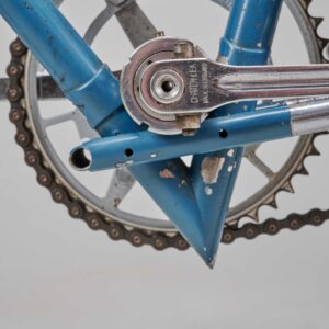 Un boîtier de pédalier suspendu bercé par les tubes environnants, ce Thanet Superlight démontre le design radical du vélo des années 1950.