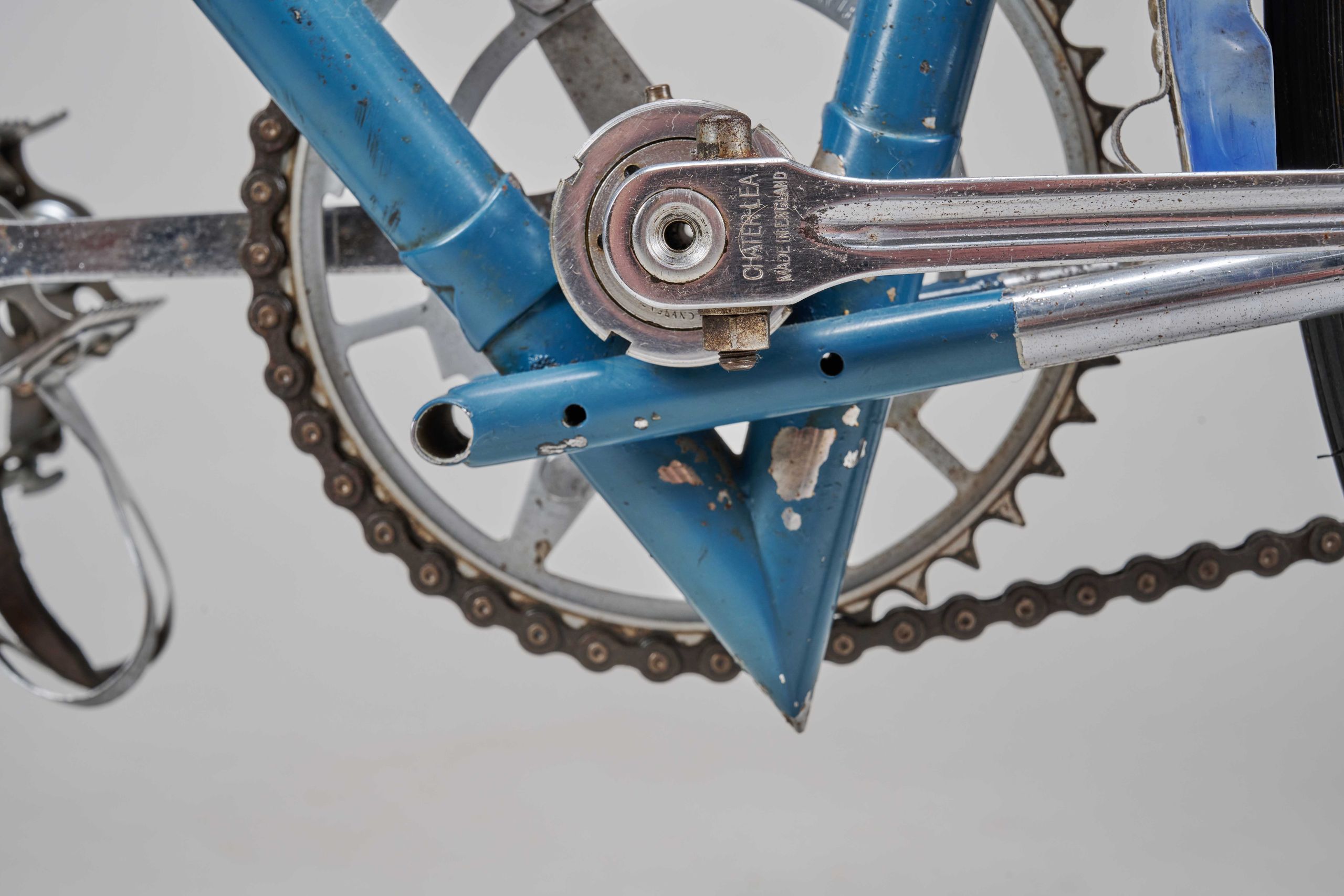 Un boîtier de pédalier suspendu bercé par les tubes environnants, ce Thanet Superlight démontre le design radical du vélo des années 1950.