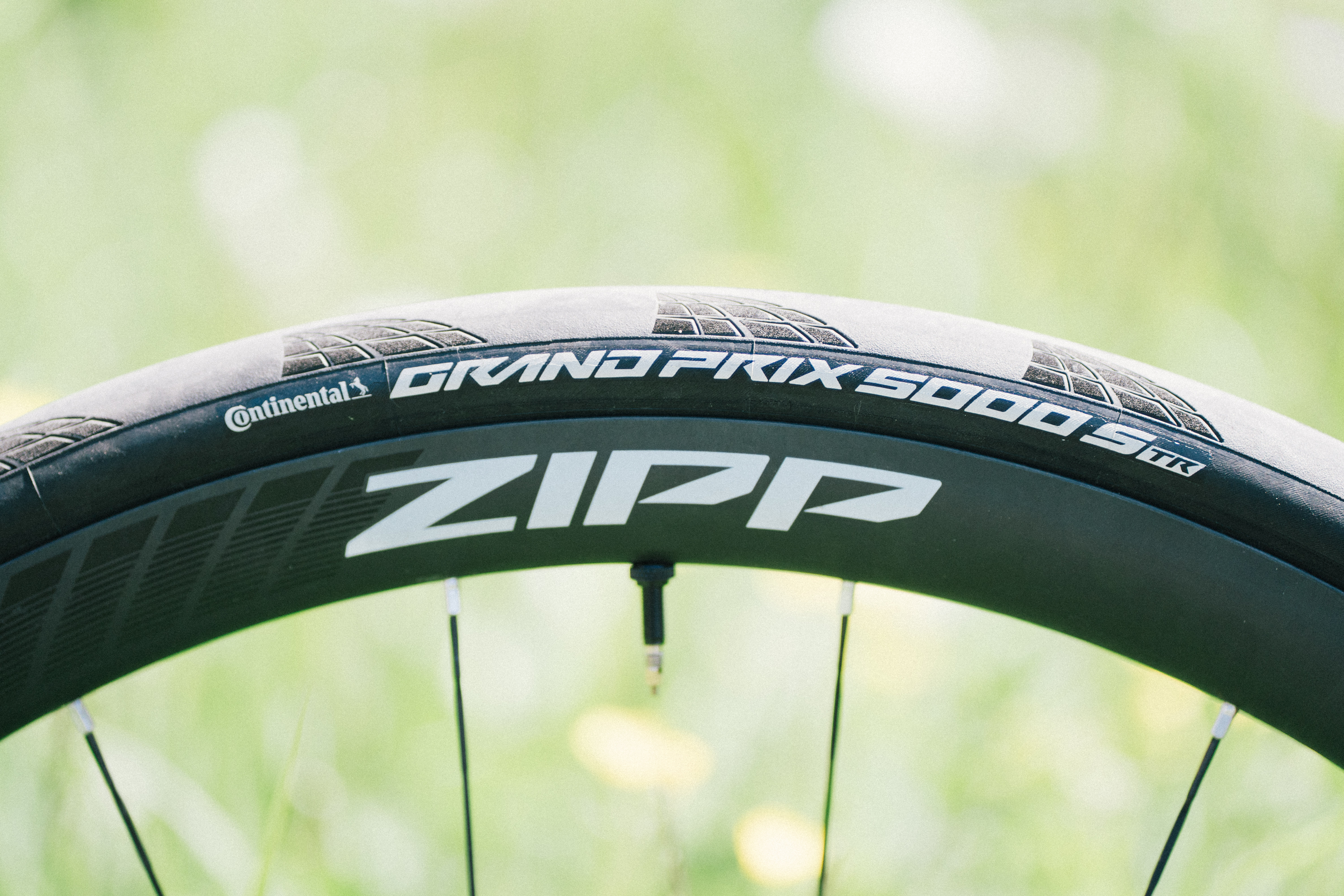 Une roue zipp dans un pré alpin