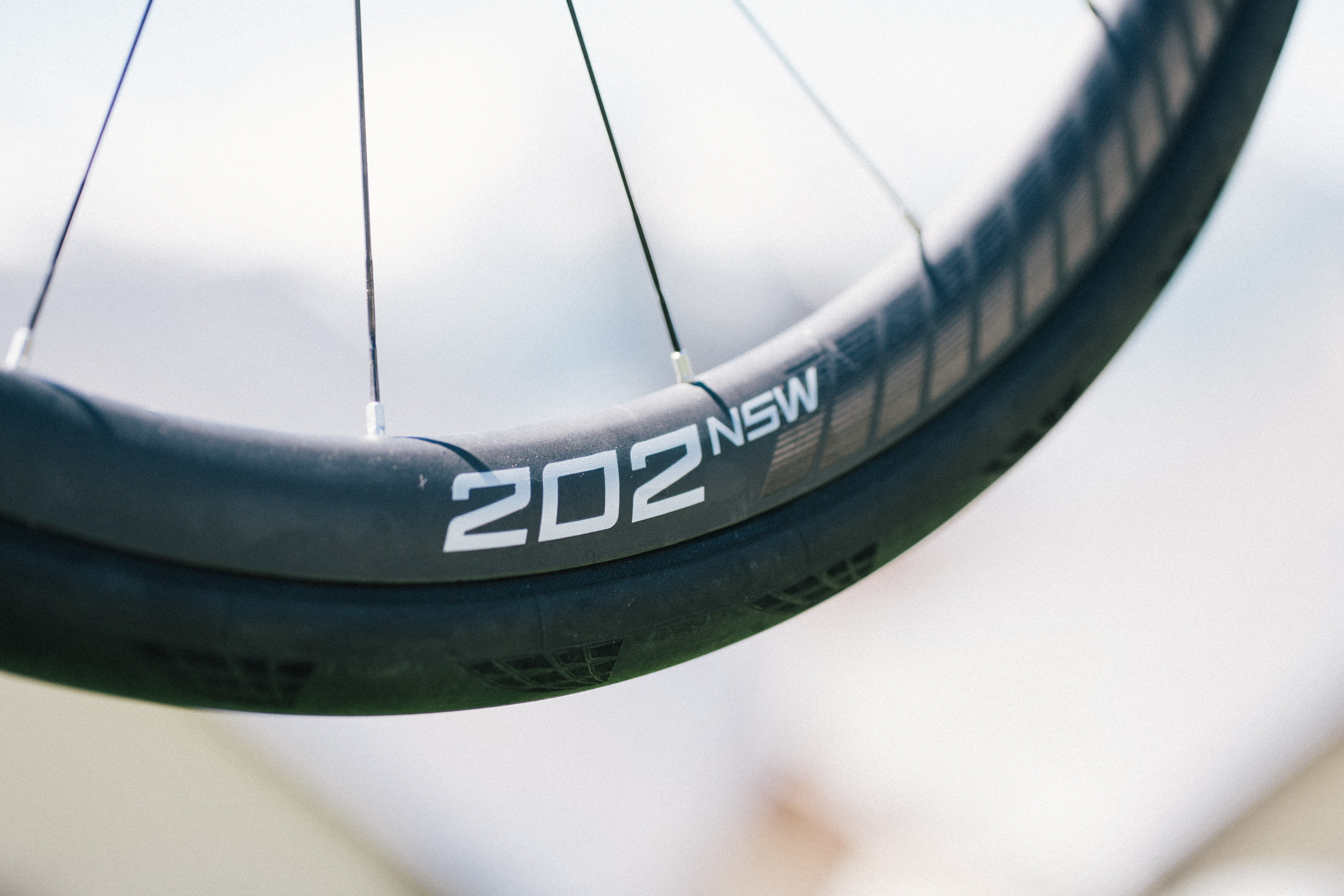 Une roue zipp dans un pré alpin