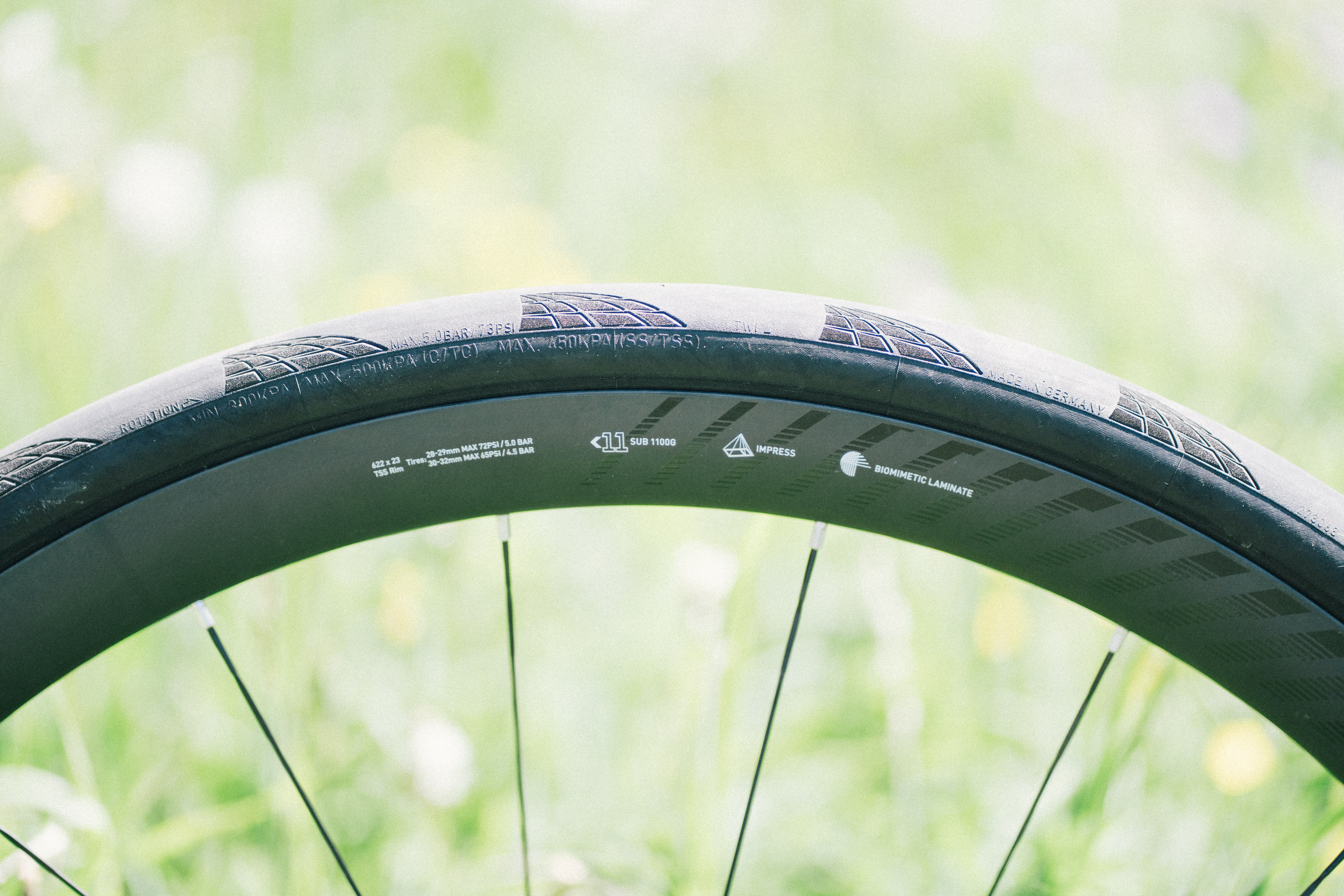 Une roue zipp dans un pré alpin