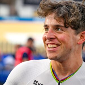 "Un professeur m'a dit que le cyclisme ne me mènerait jamais nulle part dans la vie" - comment un coureur a transformé les critiques en classe en médailles de championnat