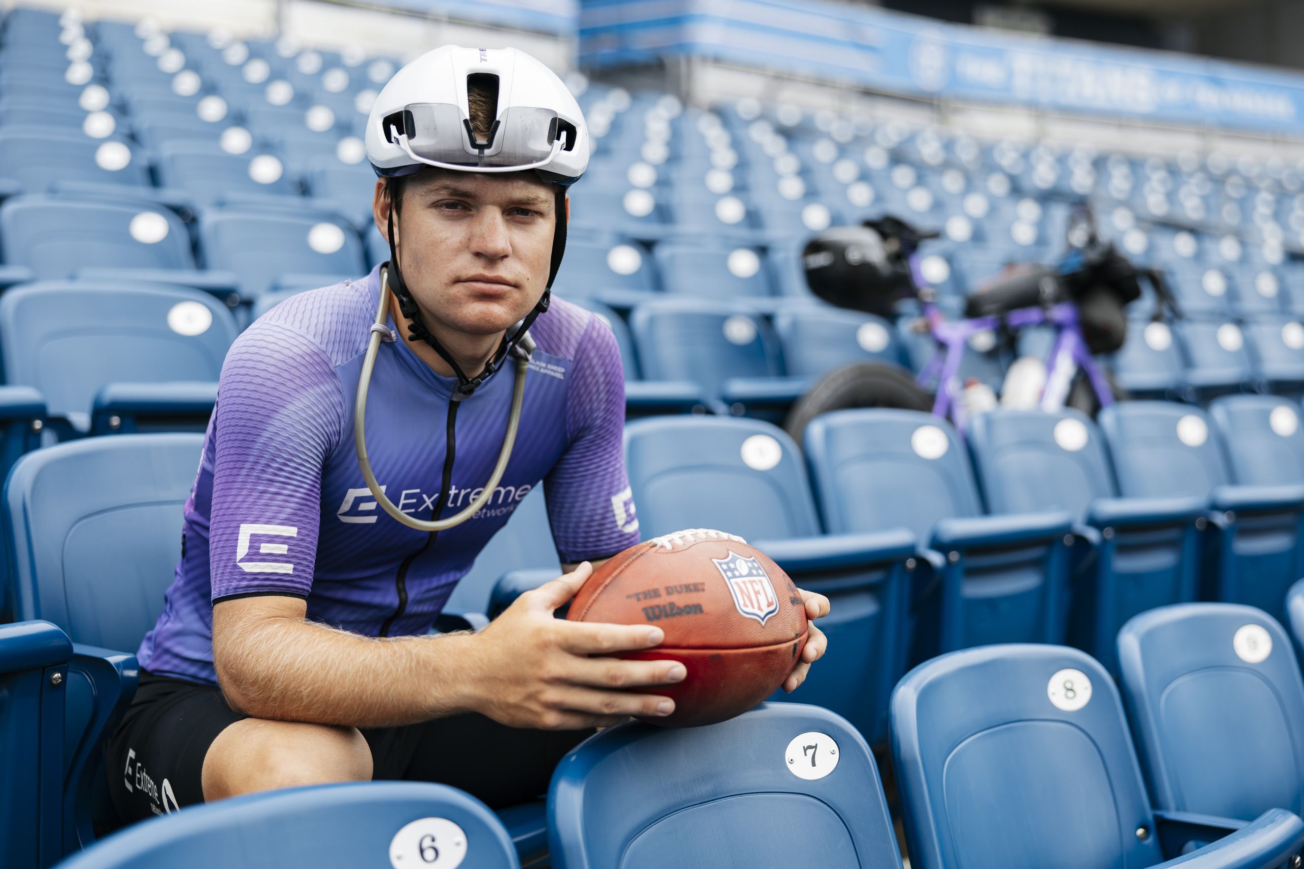 « On ne voit pas souvent quelqu'un faire du vélo avec un ballon de football » – Rencontrez le cycliste d'endurance tentant une odyssée entièrement américaine de 10 000 milles