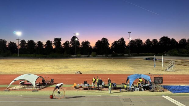 "Il a eu une pause et son corps ne lui a pas permis de s'en remettre" – les cavaliers penny farthing battent plusieurs records du monde