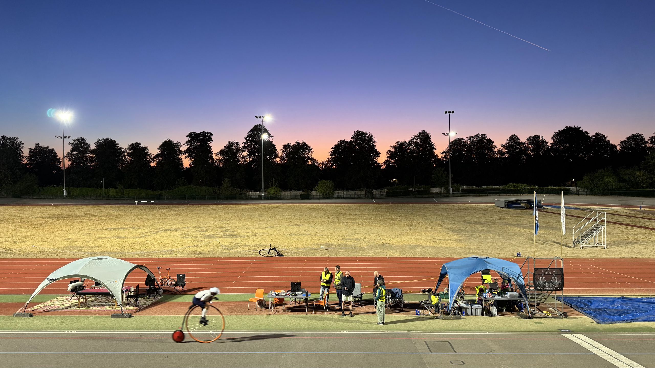 "Il a eu une pause et son corps ne lui a pas permis de s'en remettre" – les cavaliers penny farthing battent plusieurs records du monde