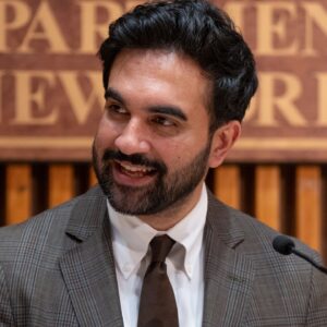 "Vous avez raison, je dois faire mieux" : le maire de New York répond aux critiques et enfile un casque de vélo