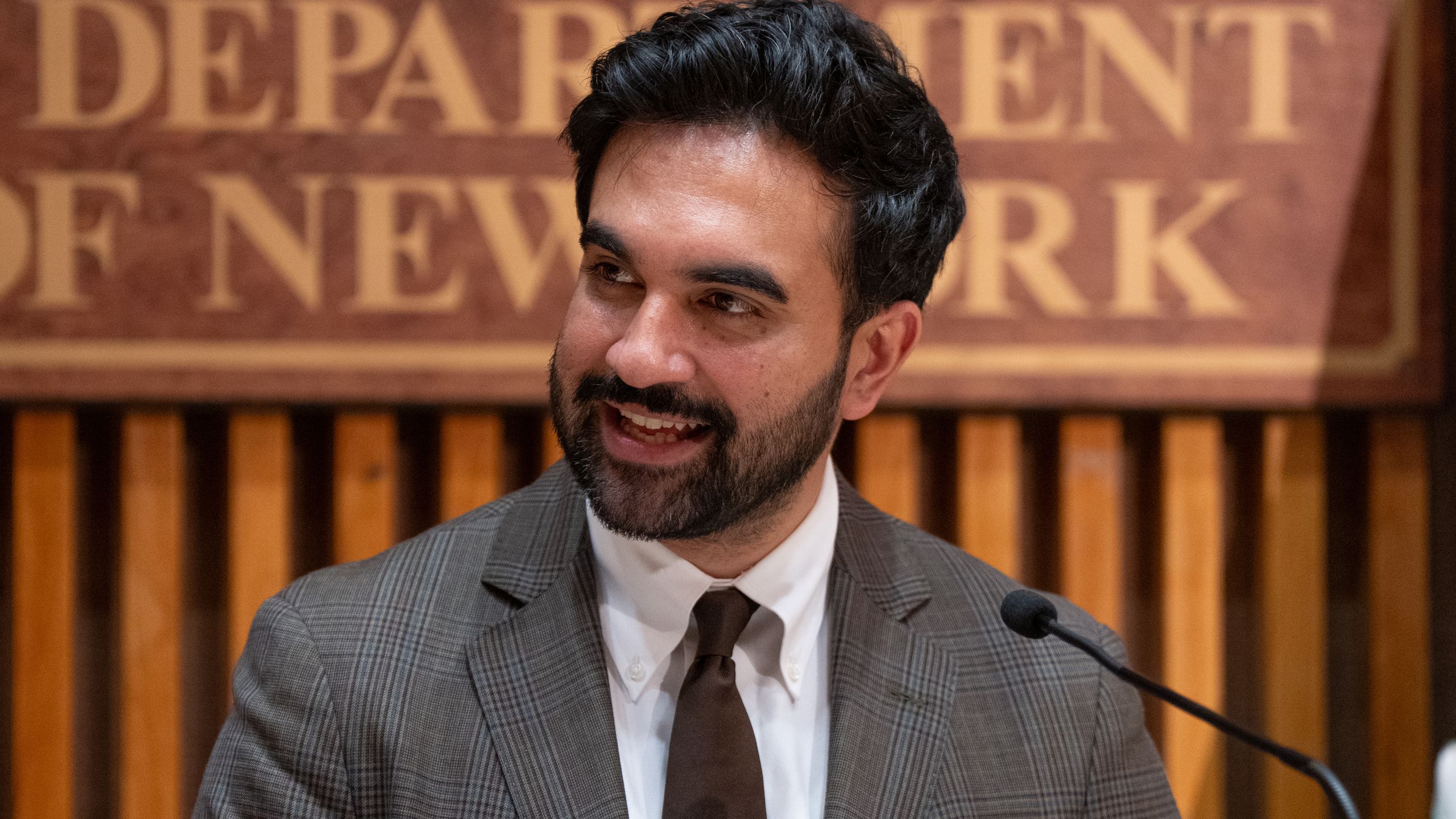 "Vous avez raison, je dois faire mieux" : le maire de New York répond aux critiques et enfile un casque de vélo