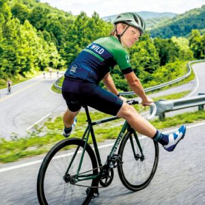 Conduire une moto fixe est le meilleur moyen de montrer votre supériorité sur quelqu'un sur une superbike en carbone