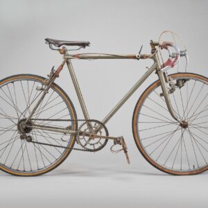 Une machine pilotée par un véritable colosse de la course cycliste, et elle ne mesurait que 4 pieds 11 pouces