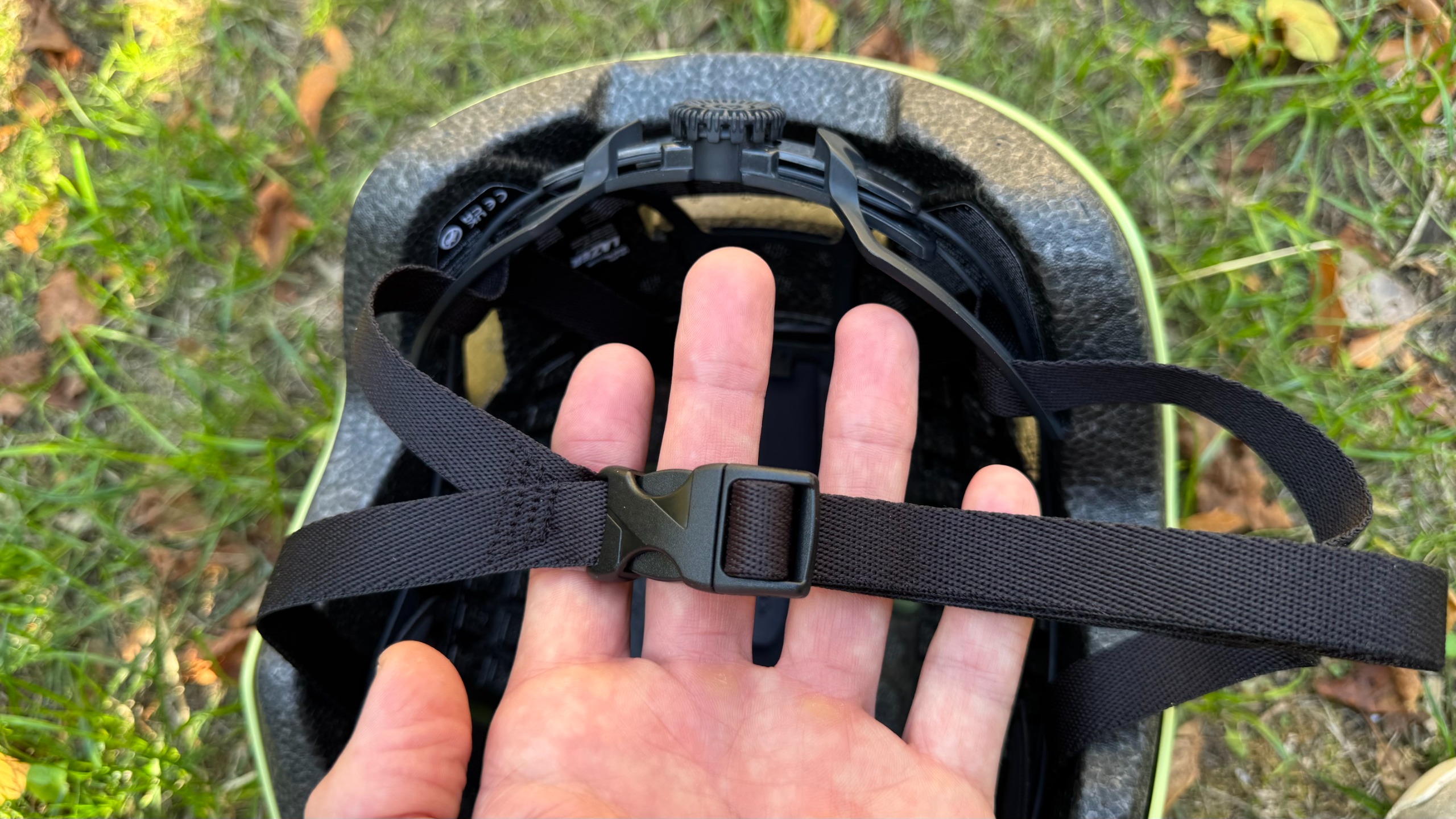 La boucle du casque Verde Kineticore de Lazer