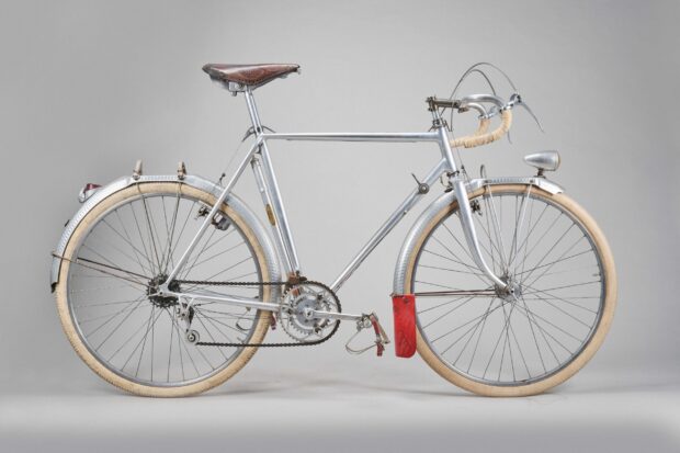 Un vélo semblable à un bijou des années 1950, conçu pour les essais longue distance et ne pesant que 7,65 kg