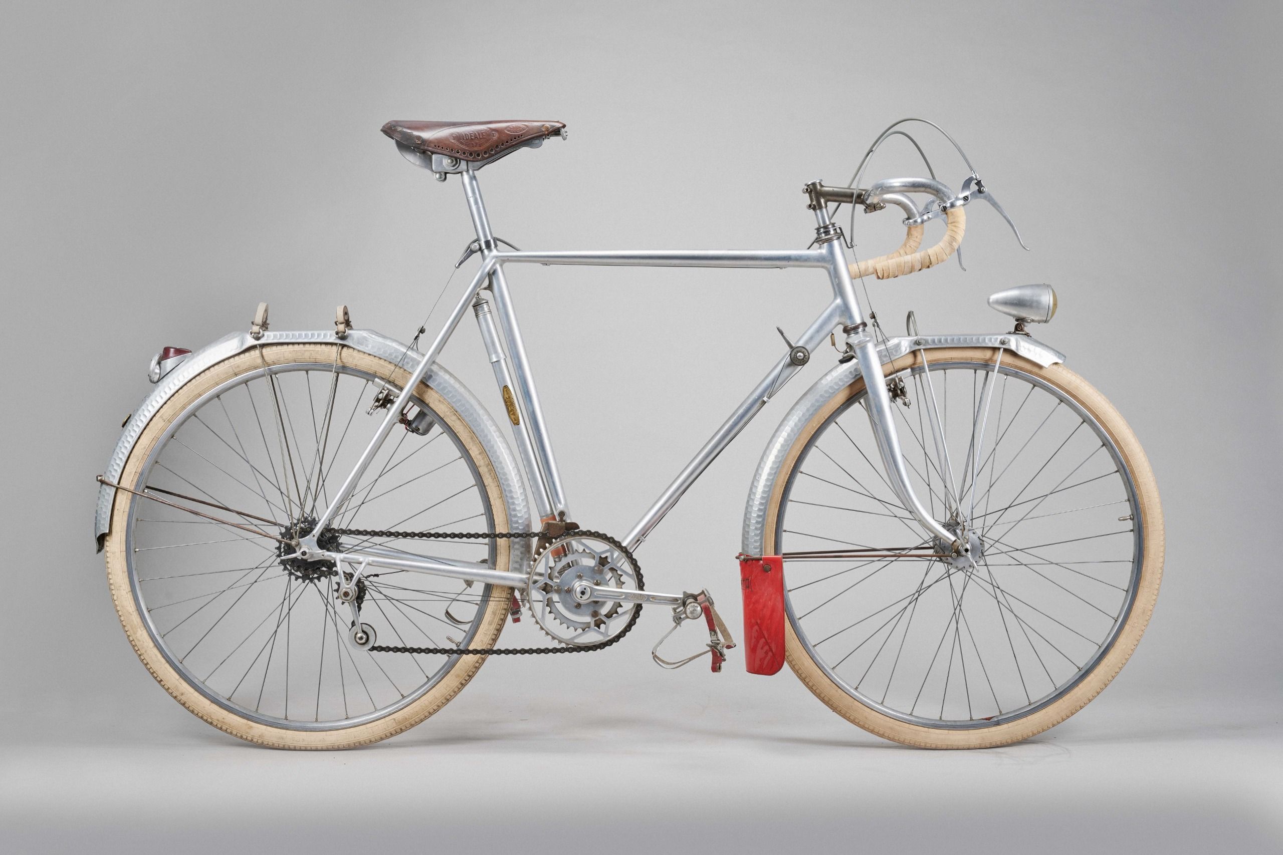 Un vélo semblable à un bijou des années 1950, conçu pour les essais longue distance et ne pesant que 7,65 kg