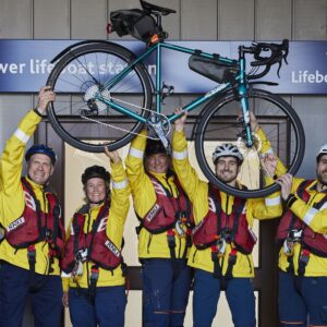« Quand nous avons commencé à planifier le trajet, nous en étions à 530 » : les volontaires du RNLI de Londres parcourent 540 km à vélo, soit un kilomètre pour chaque vie qu'ils ont sauvée.
