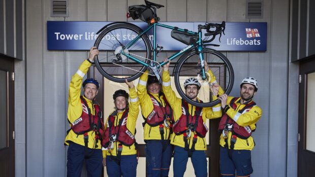 « Quand nous avons commencé à planifier le trajet, nous en étions à 530 » : les volontaires du RNLI de Londres parcourent 540 km à vélo, soit un kilomètre pour chaque vie qu'ils ont sauvée.