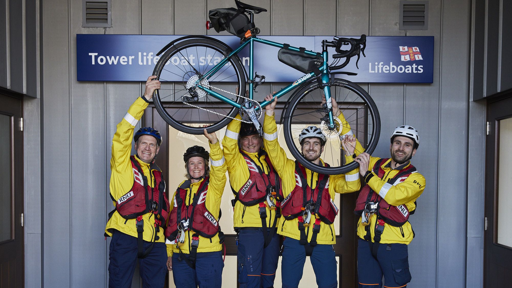 « Quand nous avons commencé à planifier le trajet, nous en étions à 530 » : les volontaires du RNLI de Londres parcourent 540 km à vélo, soit un kilomètre pour chaque vie qu'ils ont sauvée.