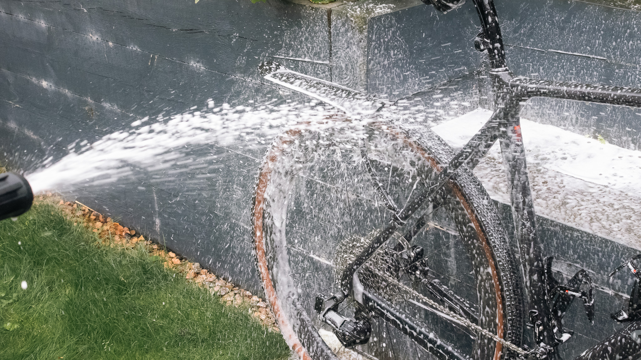 L'accessoire en mousse à neige sur le nettoyeur haute pression pour vélo mobile Muc-Off
