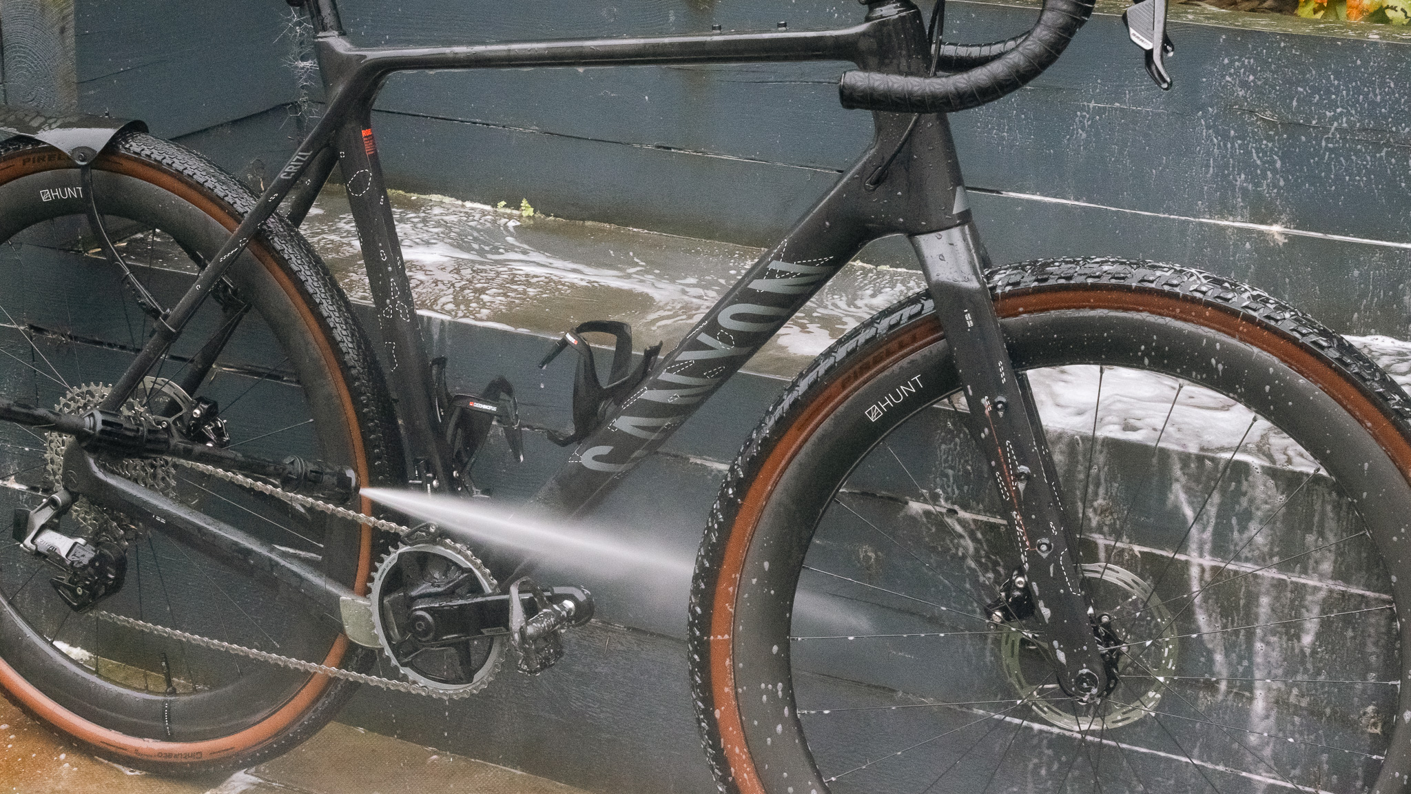 Nettoyeur haute pression pour vélo mobile Muc-Off rinçant la mousse de neige d'un vélo Canyon