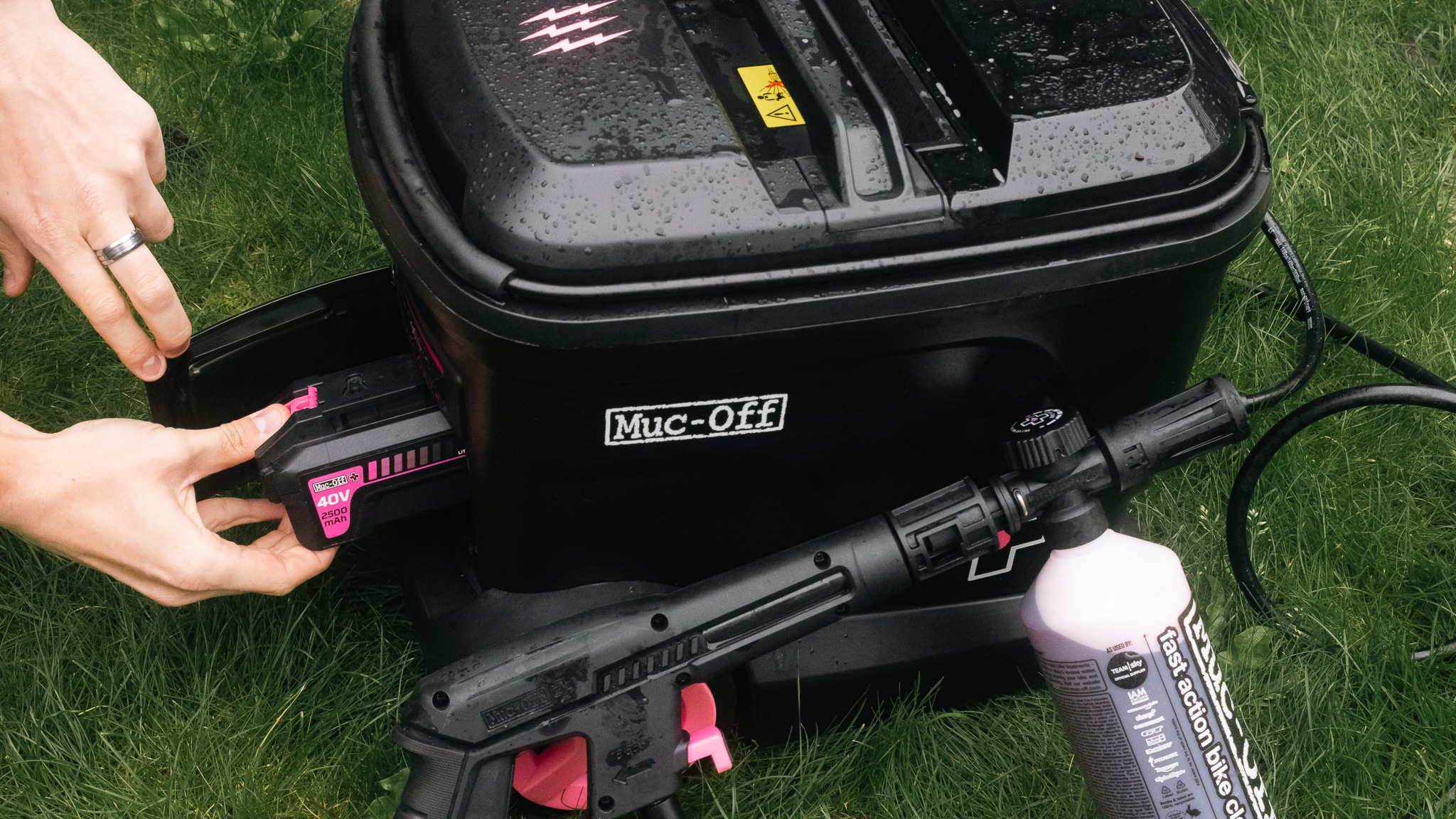 Le nettoyeur haute pression pour vélo mobile Muc-Off montrant le boîtier de la batterie