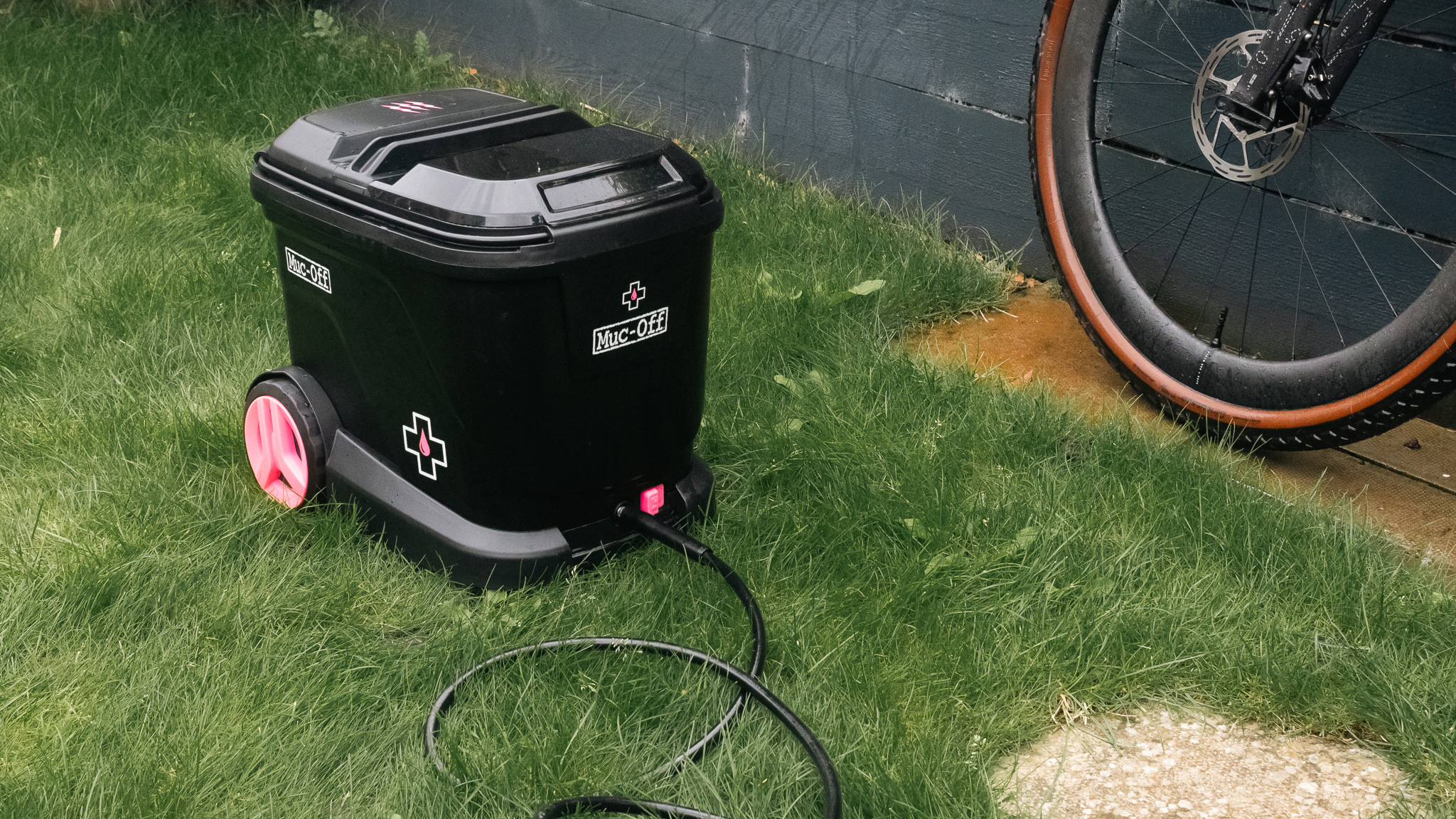 Vue arrière du nettoyeur haute pression pour vélo mobile Muc-Off
