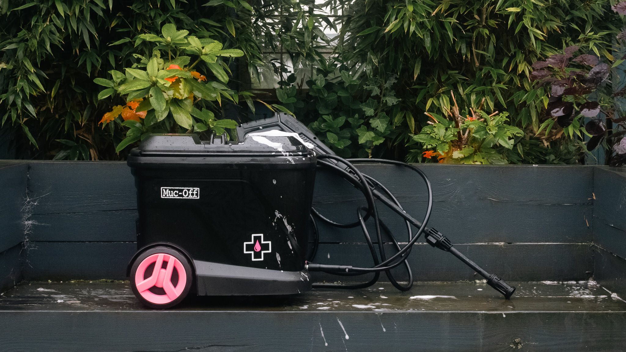 Examen du nettoyeur haute pression pour vélo mobile Muc-Off : livré équipé d'une batterie et d'un réservoir d'eau intégrés, mais présente un défaut potentiellement révolutionnaire