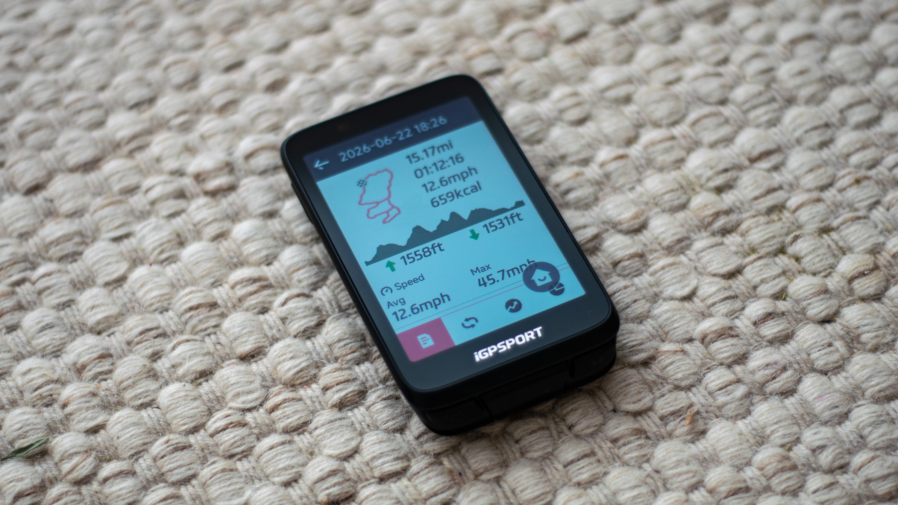 Un ordinateur iGPSPORT BiNavi sur un tapis