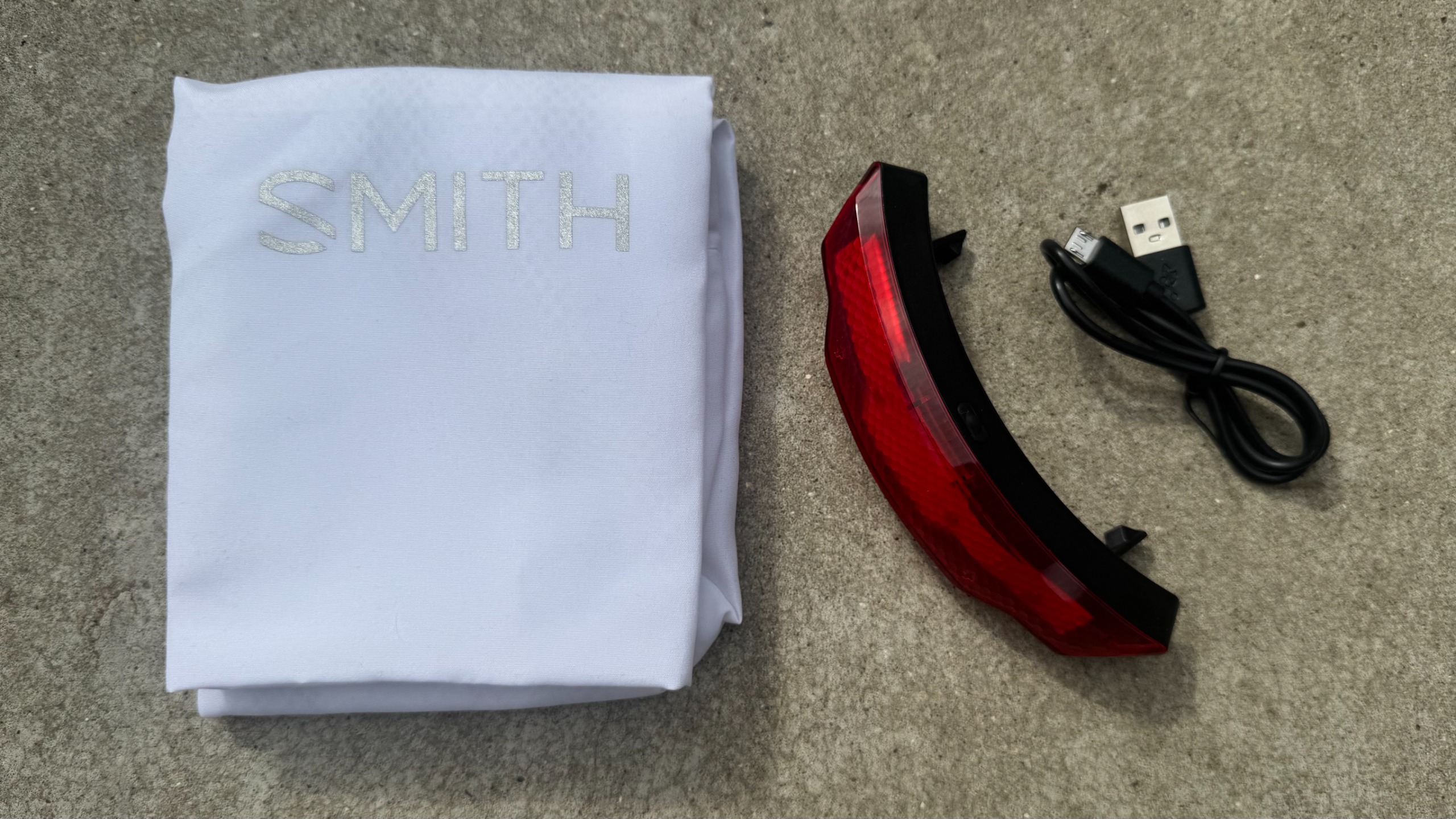 Le casque Smith Dispatch est livré avec un sac pour casque et un feu arrière