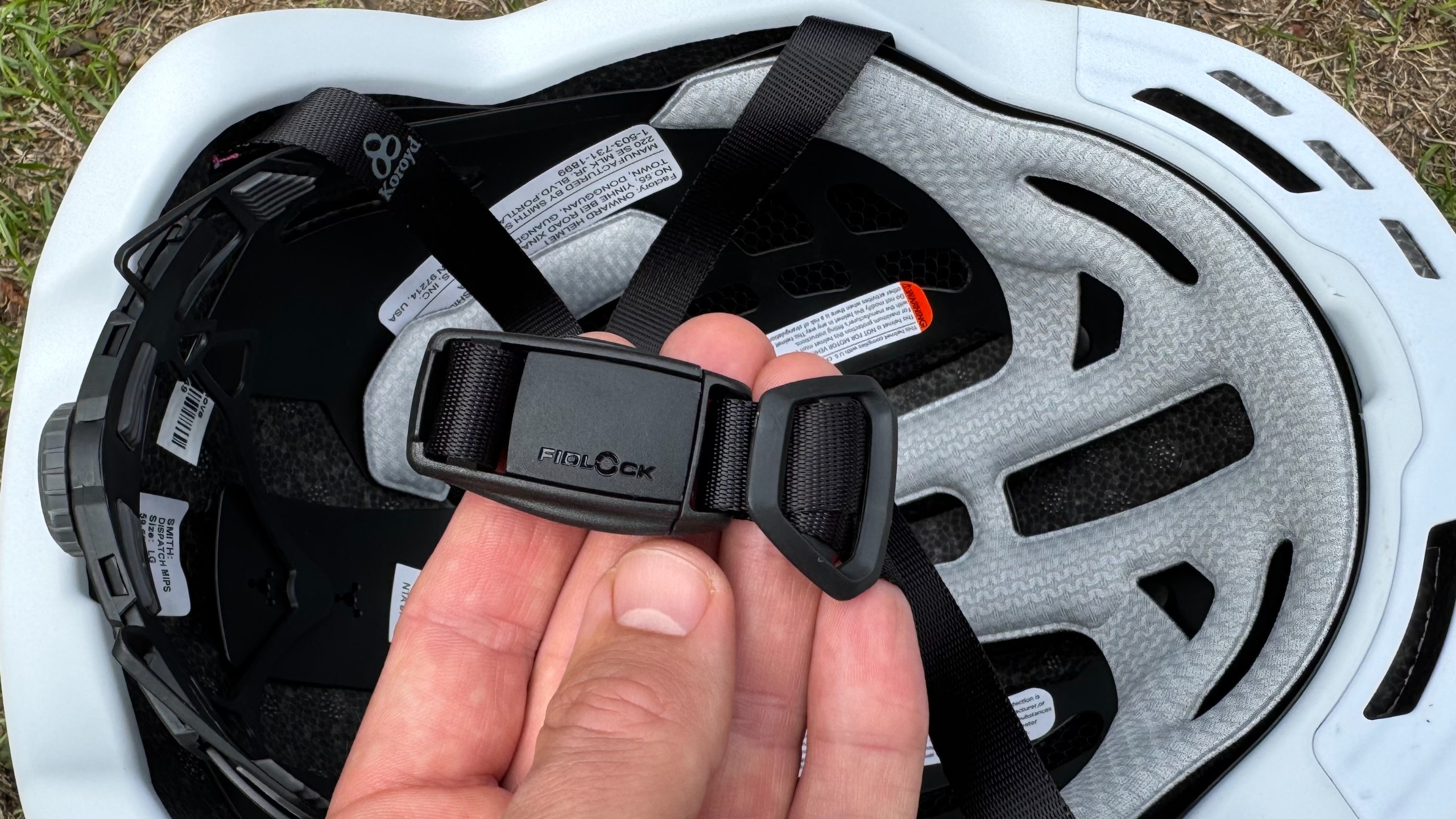 La boucle magnétique Fidlock sur le casque Smith Dispatch