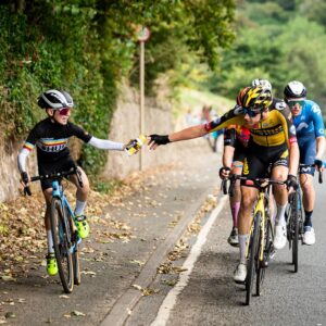 "Mon objectif final est de rouler avec l'équipe WorldTour" - la jeune star d'un clip viral du Tour de Grande-Bretagne 2021 signe pour l'équipe de développement des talents de Visma-Lease a Bike