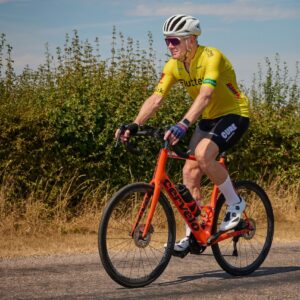 "Pas encore mort": le survivant d'un cancer de 66 ans qui a parcouru tout le parcours du Tour de France