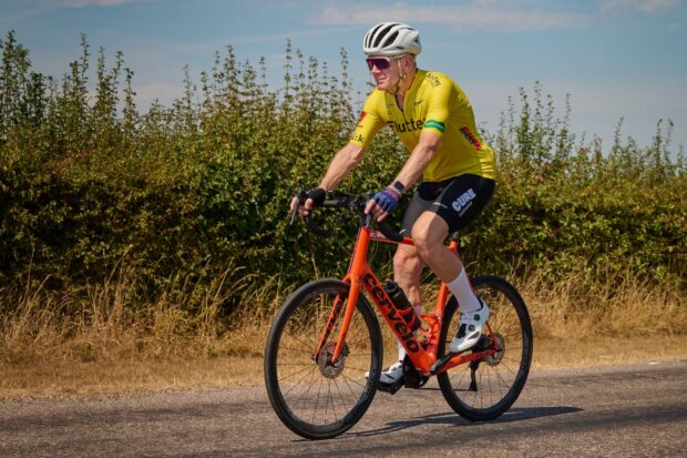 "Pas encore mort": le survivant d'un cancer de 66 ans qui a parcouru tout le parcours du Tour de France
