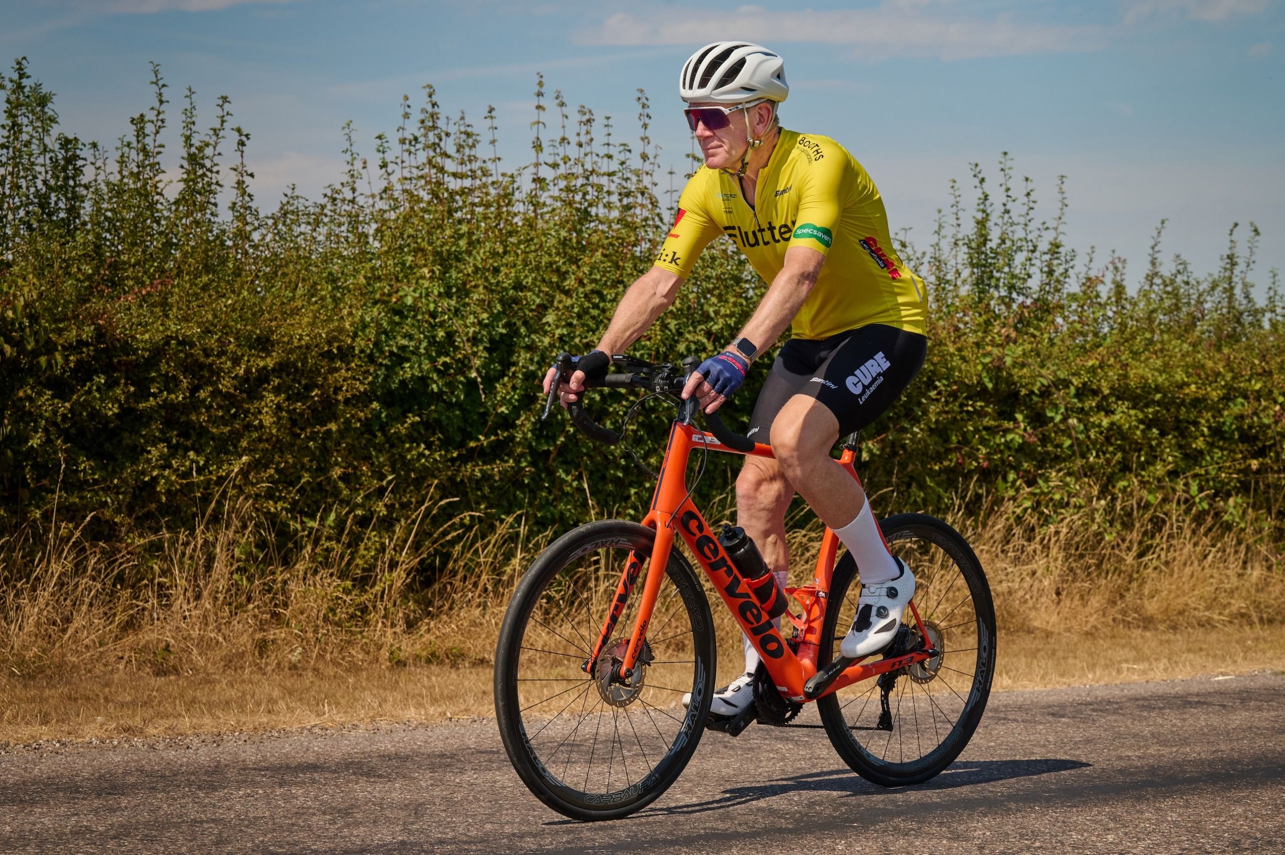 "Pas encore mort": le survivant d'un cancer de 66 ans qui a parcouru tout le parcours du Tour de France