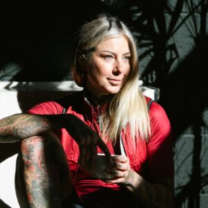 "Nous avons d'abord pris un pays, puis un continent, maintenant c'est le monde" : l'ultracycliste Sarah Ruggins annonce une tentative de record du tour du monde
