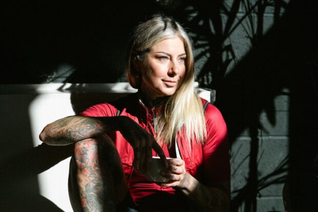 "Nous avons d'abord pris un pays, puis un continent, maintenant c'est le monde" : l'ultracycliste Sarah Ruggins annonce une tentative de record du tour du monde