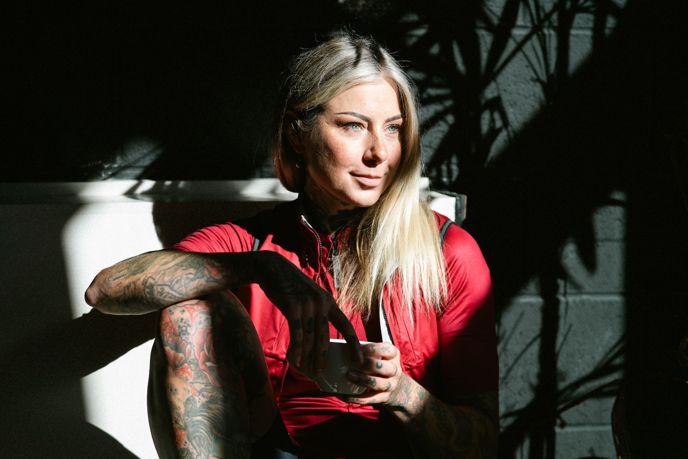 "Nous avons d'abord pris un pays, puis un continent, maintenant c'est le monde" : l'ultracycliste Sarah Ruggins annonce une tentative de record du tour du monde