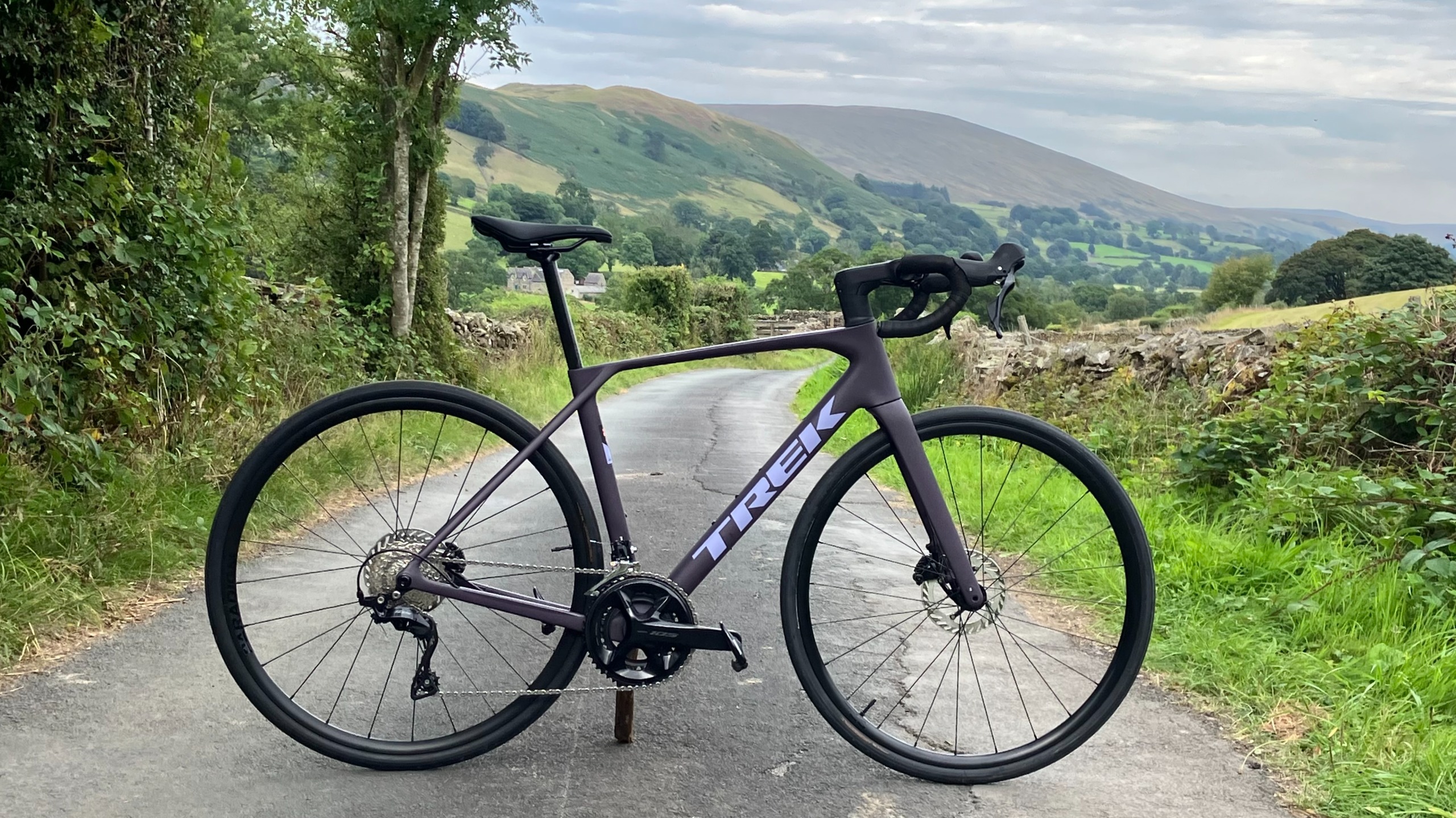 Trek Domane SL 5 Gen 5 avec des collines en arrière-plan